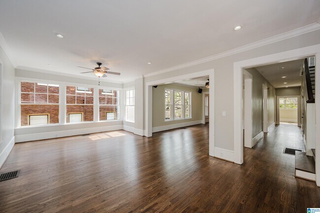 Building Photo - 2810 Rhodes Cir S