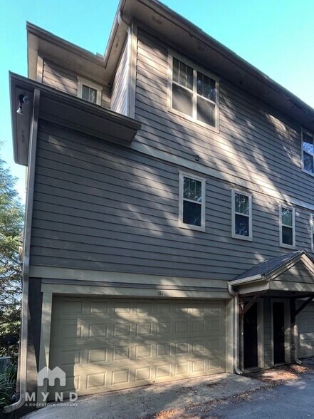 Building Photo - 181 Herring St