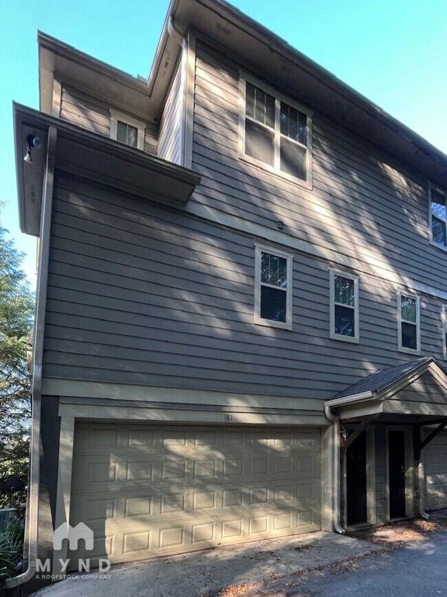 Building Photo - 181 Herring St