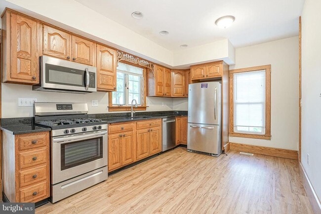 Building Photo - 20 Dickinson St