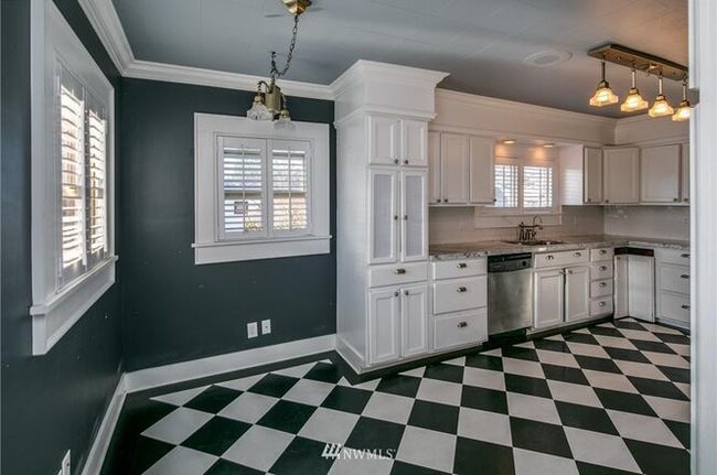 Building Photo - Walk to Schools, Downtown & Waterfront from Lettered Streets 5bd Home