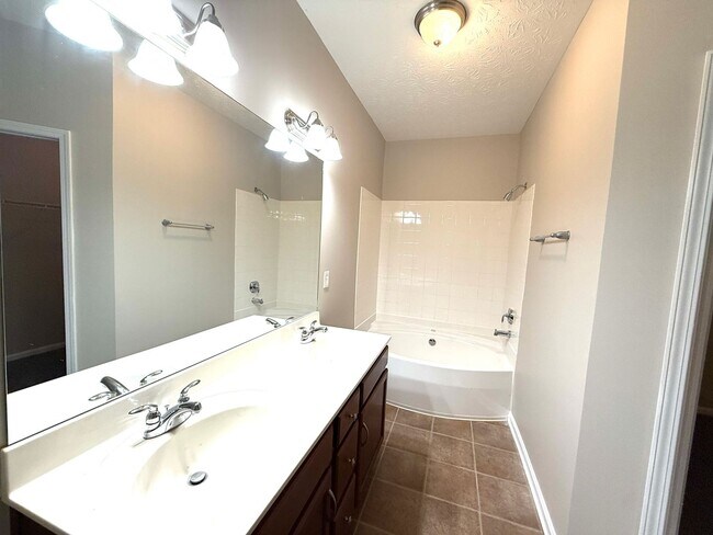 Building Photo - 9400 Clubview Dr