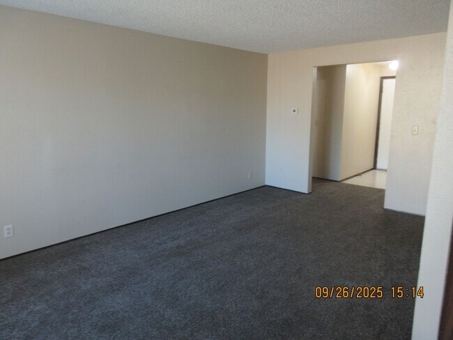 Building Photo - Spacious and very clean