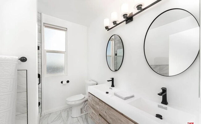 Building Photo - "Charming 1-Bed Oasis in Santa Monica: Har...
