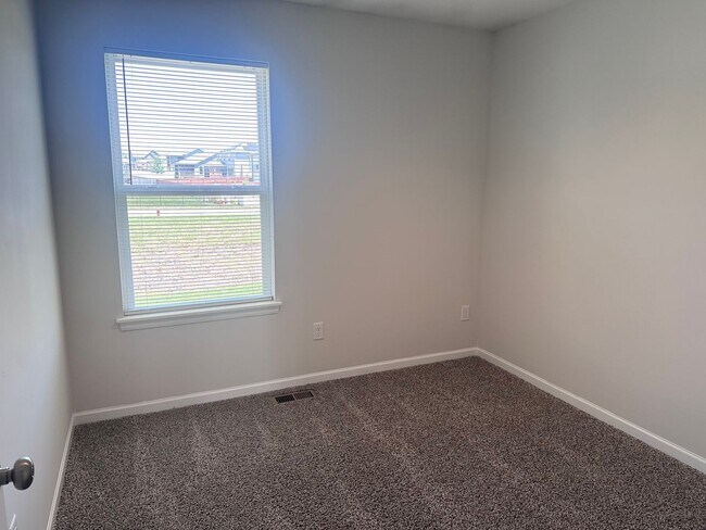 Building Photo - 3 Bed | 2.5 Bath | 1 Car Garage Townhome in Grain Valley