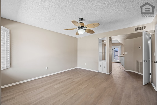 Building Photo - 2Bed/1.5Bath Townhome at 15th Ave/Camelback! Ready for Immediate Move-In!