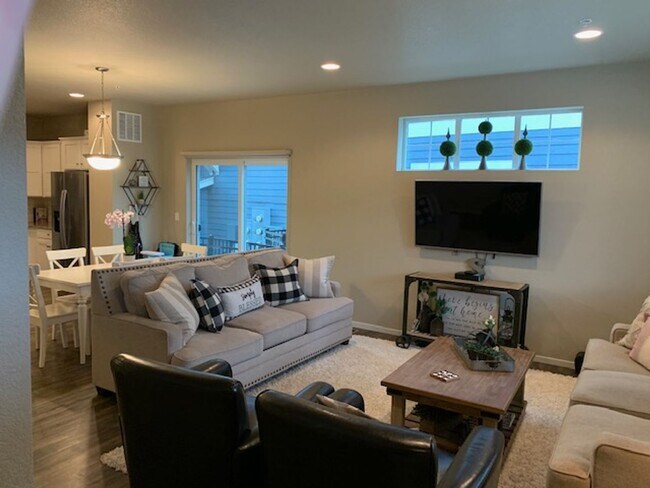 Building Photo - Spacious 3-Bedroom End-Unit Townhome for R...