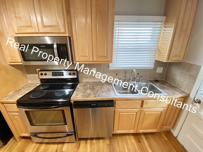 Building Photo - Free Rent Special on 1 Bedroom Condo in We...