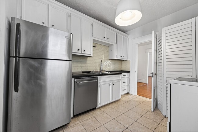 Building Photo - 324 W Alabama St