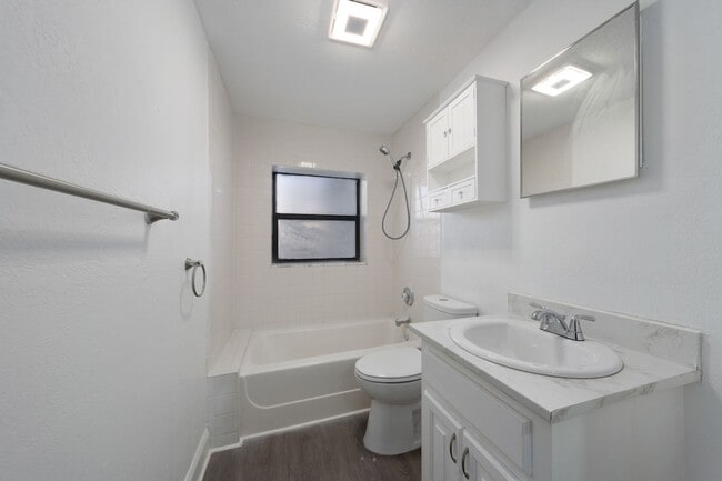 Building Photo - Renovated 4/2 Home on a Corner Lot in the SODO Area of Orlando