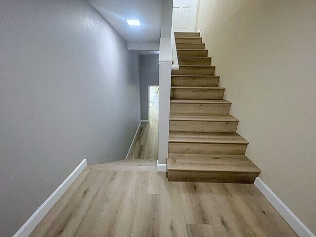 Building Photo - $5495 - Large Gorgeous 3/2 Tri-Level Home ...