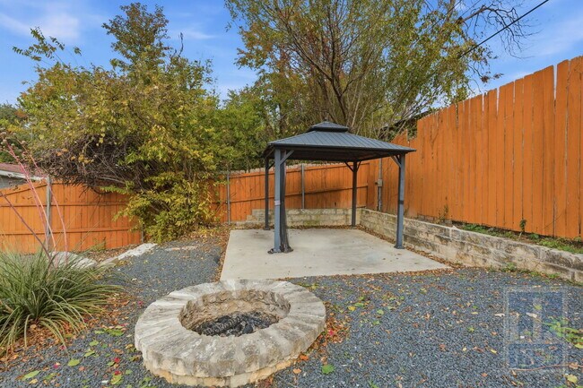 Building Photo - 6809 Columbia Dr