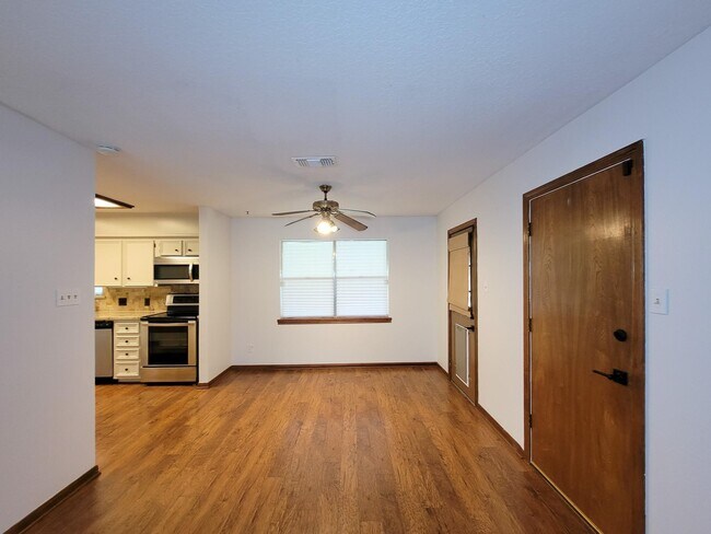 Building Photo - 10282 Valley Dr S