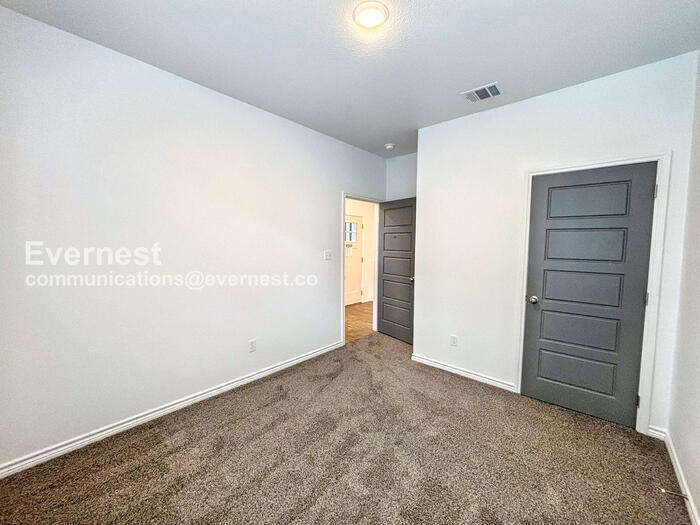 Building Photo - 2203 Hornbeam St