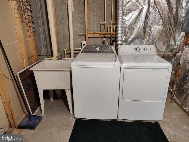 Building Photo - 5032 Finsbury Rd