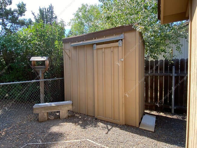 Building Photo - Bend Ranch-Style Home with Covered Patio &...