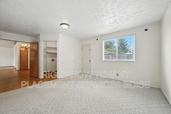 Building Photo - 5827 Orchid Wy S