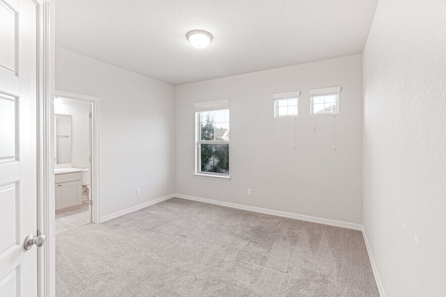 Building Photo - 2212 Dillon Pond Ln