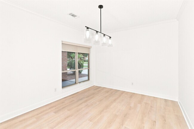 Building Photo - 2234 Foreland Dr