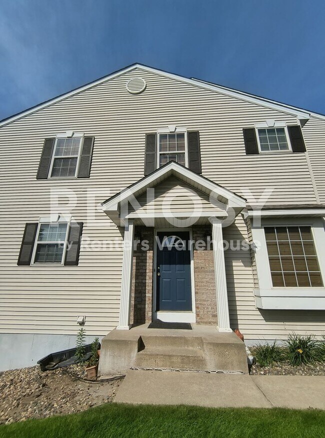 Building Photo - 4BD/3.5BA Townhome in Apple Valley Available Now!