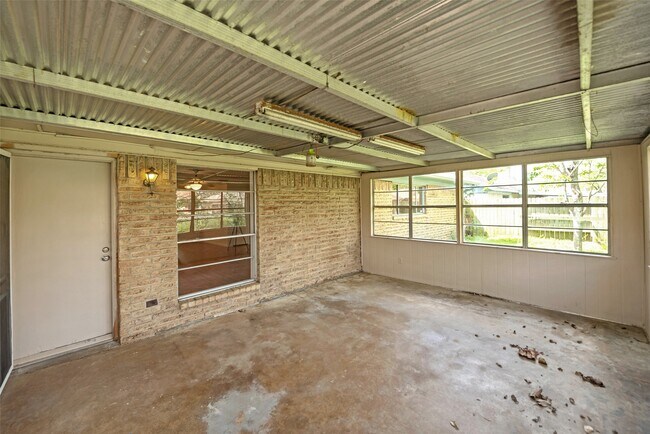 Building Photo - 807 Seacliff Dr