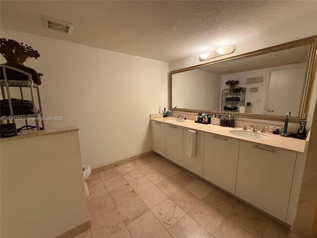 Building Photo - 1800 N Bayshore Dr