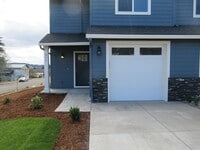 Building Photo - Newer Three Bedroom Duplex