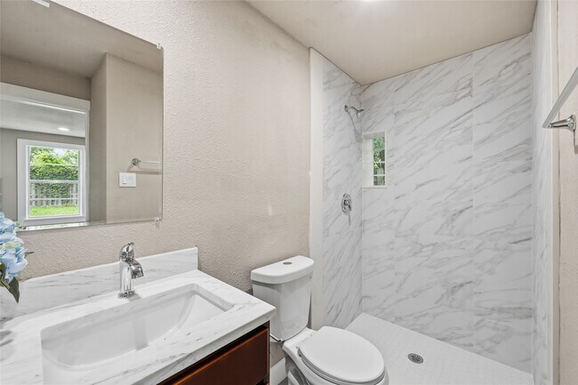 Building Photo - 3930 Hartel St