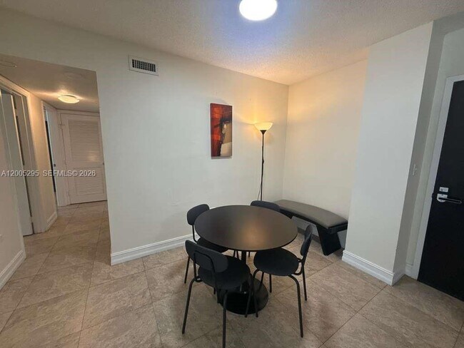 Building Photo - 1500 Bay Rd