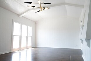 Building Photo - 3029 W Vernon Ave