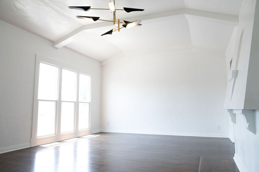 Primary Photo - 3029 W Vernon Ave