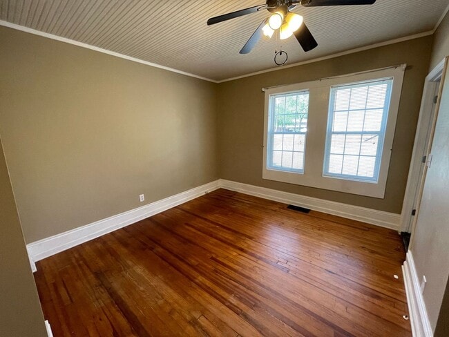 Building Photo - 4 bedroom 2 bathroom pet friendly house!