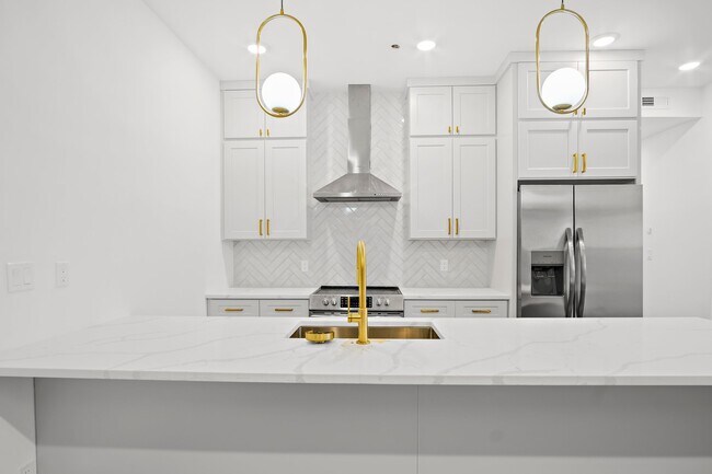 Building Photo - 127 E Cottage St