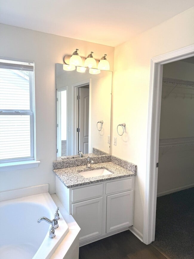 Building Photo - 33213 Saddleback Dr