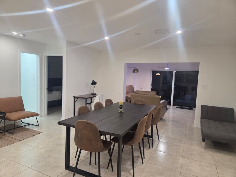 Building Photo - 806 NE 4th St