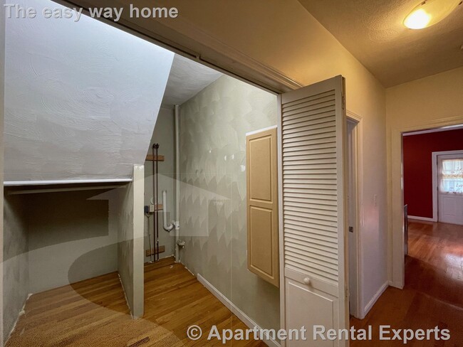 Building Photo - Medford Sq 3 Bedroom - Recently renovated