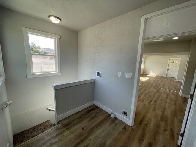 Building Photo - Spacious 4 Bed, 2 Bath Home with 2-Car Garage in Magna