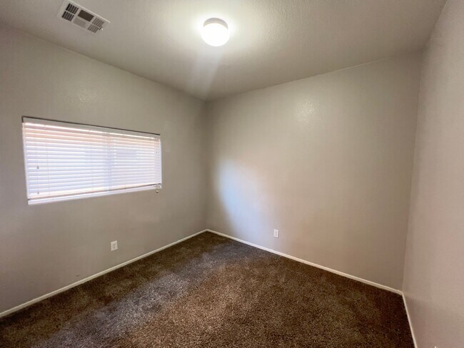 Building Photo - 4 bedroom, 3 bathroom home located in Southwest, NV!