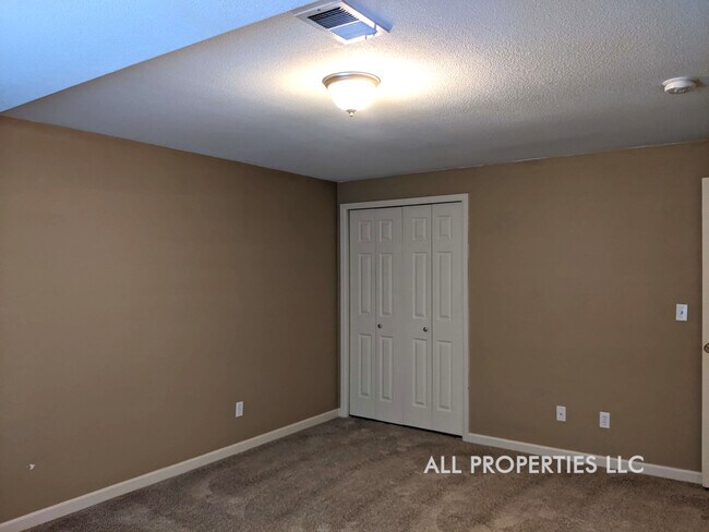 Building Photo - 10467 Robb Dr