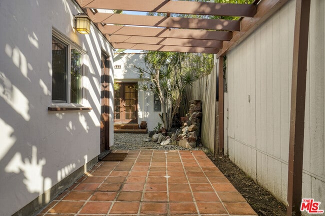 Building Photo - 449 N Sweetzer Ave