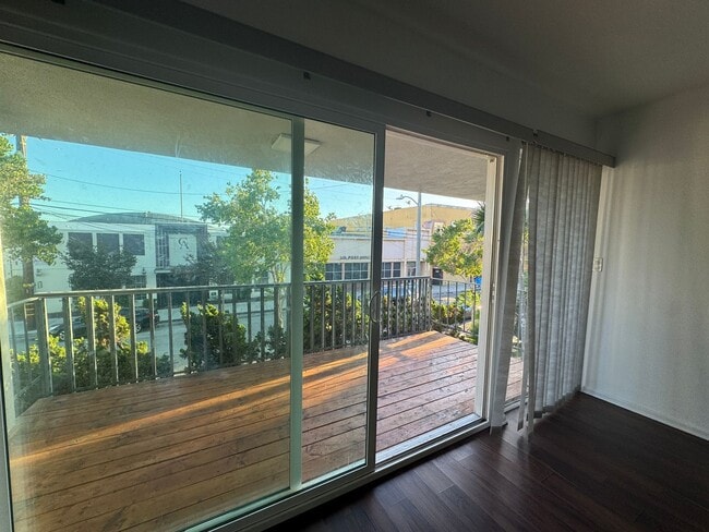 Building Photo - Charming 3bd 2ba apartment