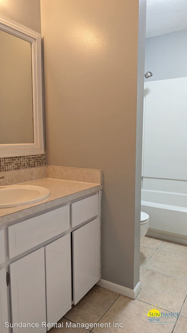 Building Photo - 2 br, 1.5 bath House - 217 Oak Street SE U...