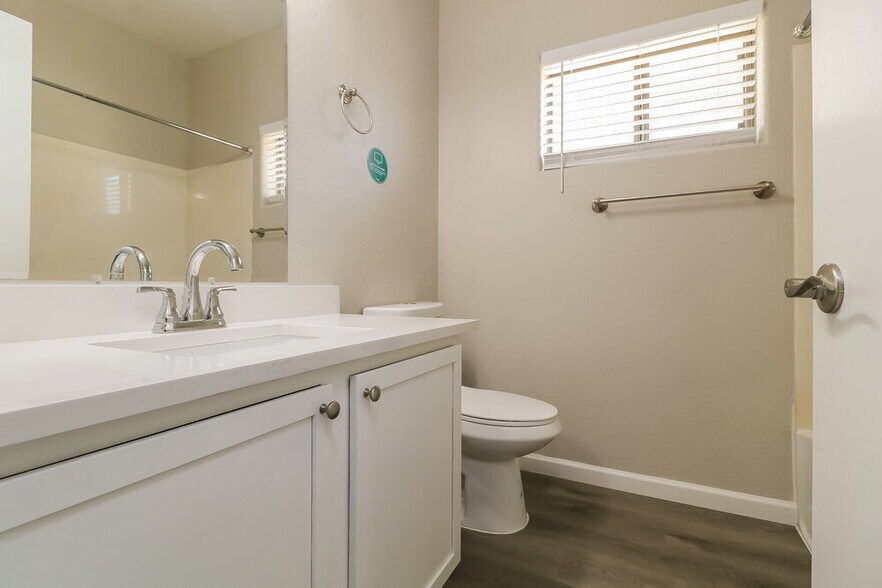 Building Photo - 709 E Whyman Ave