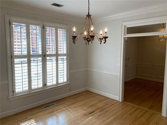 Building Photo - 7155 Roswell Rd