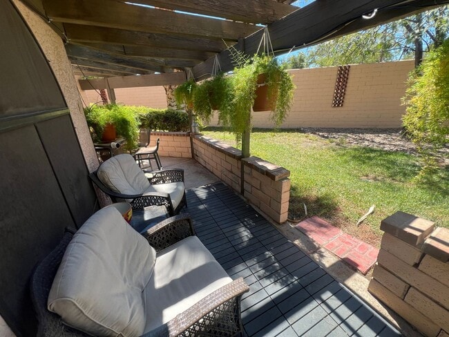 Building Photo - A Fabulous 2 Bedroom Single story Townhome...
