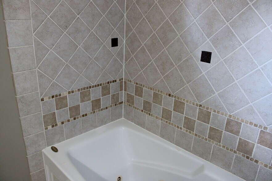 upper bath tile/jacuzzi - 3991 Whiting Ln NE