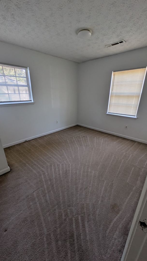 Building Photo - Charming 5 Bed/2 Bath home in Riverdale!