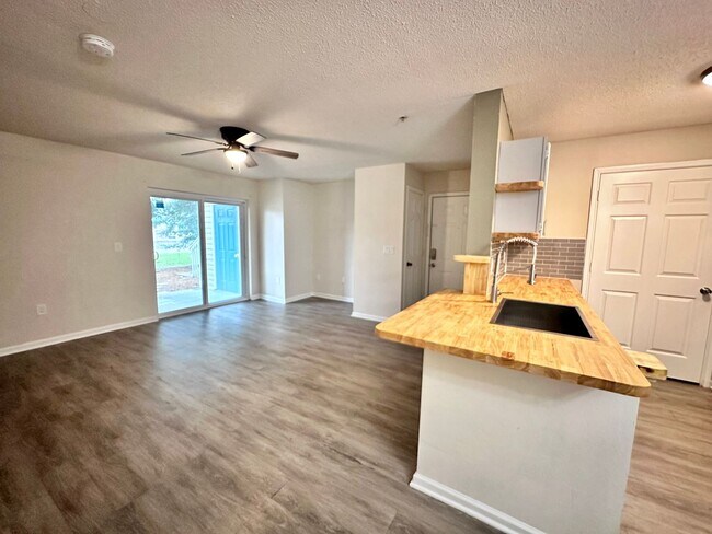Building Photo - Newly Renovated 1B/1B Condo near Beach in the Heart of Destin!