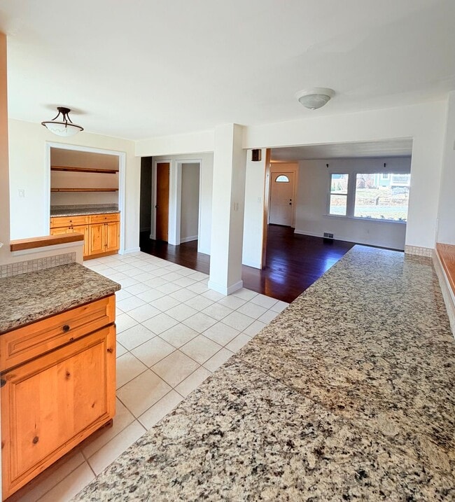 Building Photo - 3 Bed, 2 Bath Pet Friendly Downtown Asheville Location, Available Now - Lawn Care Included!