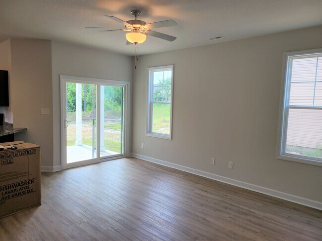 Building Photo - Beautiful 3 bedroom, 2.5 bath townhome - H...